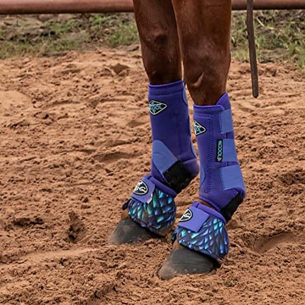 Découvrez les 2XCOOL Horse Boots de Professional's Choice : une solution idéale alliant protection supérieure et confort pour les chevaux les plus actifs. Assurez sécurité et performance à votre compagnon équin.