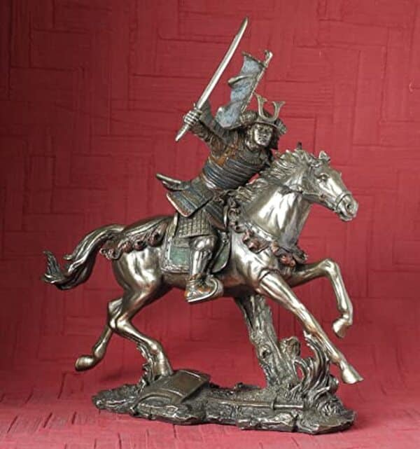 Découvrez notre analyse approfondie de la figurine samouraï Parastone : un guerrier japonais en armure bronze fascinant pour les collectionneurs et amateurs d'histoire.