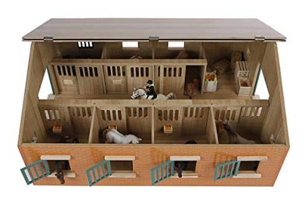 Explorez notre test détaillé de la grande écurie Kids Globe 610 595 à 7 boxes : fonctionnalité, qualité et satisfaction au rendez-vous pour les amoureux des chevaux miniatures