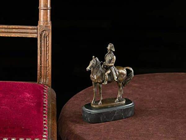 Découvrez notre avis détaillé sur la statuette Napoléon Bonaparte à cheval aubaho : un objet d'art élégant et historique parfait pour les passionnés de l'Empire.