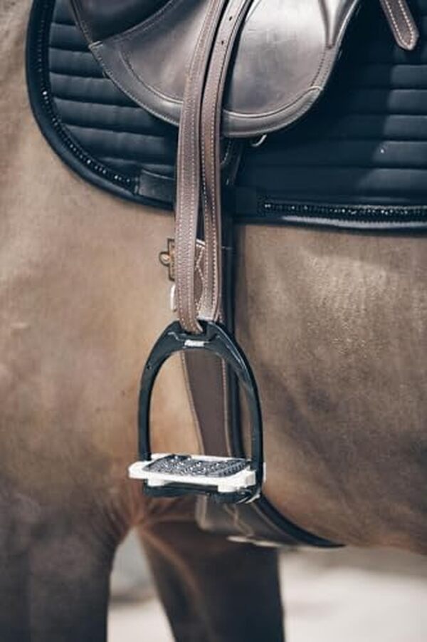 Découvrez notre tapis de selle full saut d'obstacles noir : qualité premium, confort optimal pour le cheval et le cavalier, idéal pour vos compétitions. 