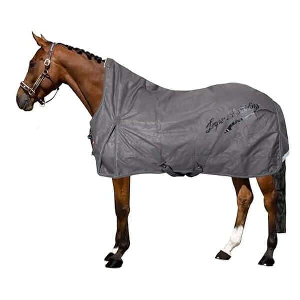 Découvrez notre test complet de la couverture extérieure Imperial Riding IRH Super-Dry 100g : robustesse, imperméabilité et performance pour votre cheval. 
