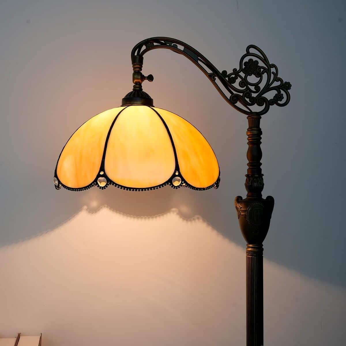 Avis lampadaire Tiffany style rustique avec abat-jour en verre coloré
